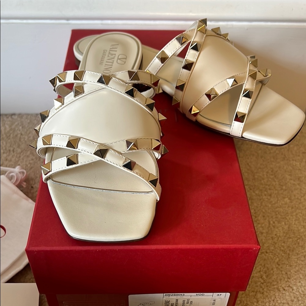 Valentino Light Ivory Rockstud Crossover Flat Sandals 37 7 New in Box